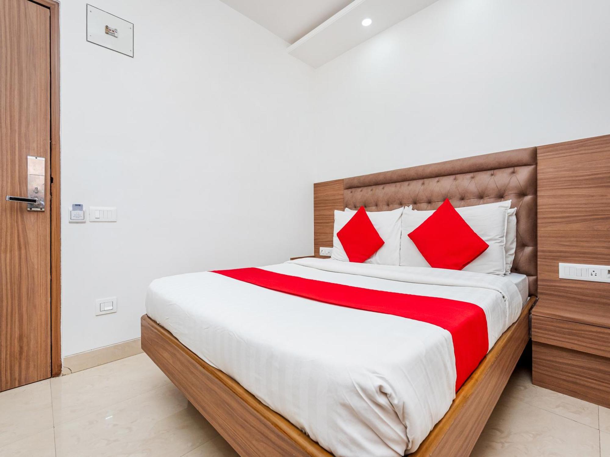 Hotel Balwas 수라트 외부 사진