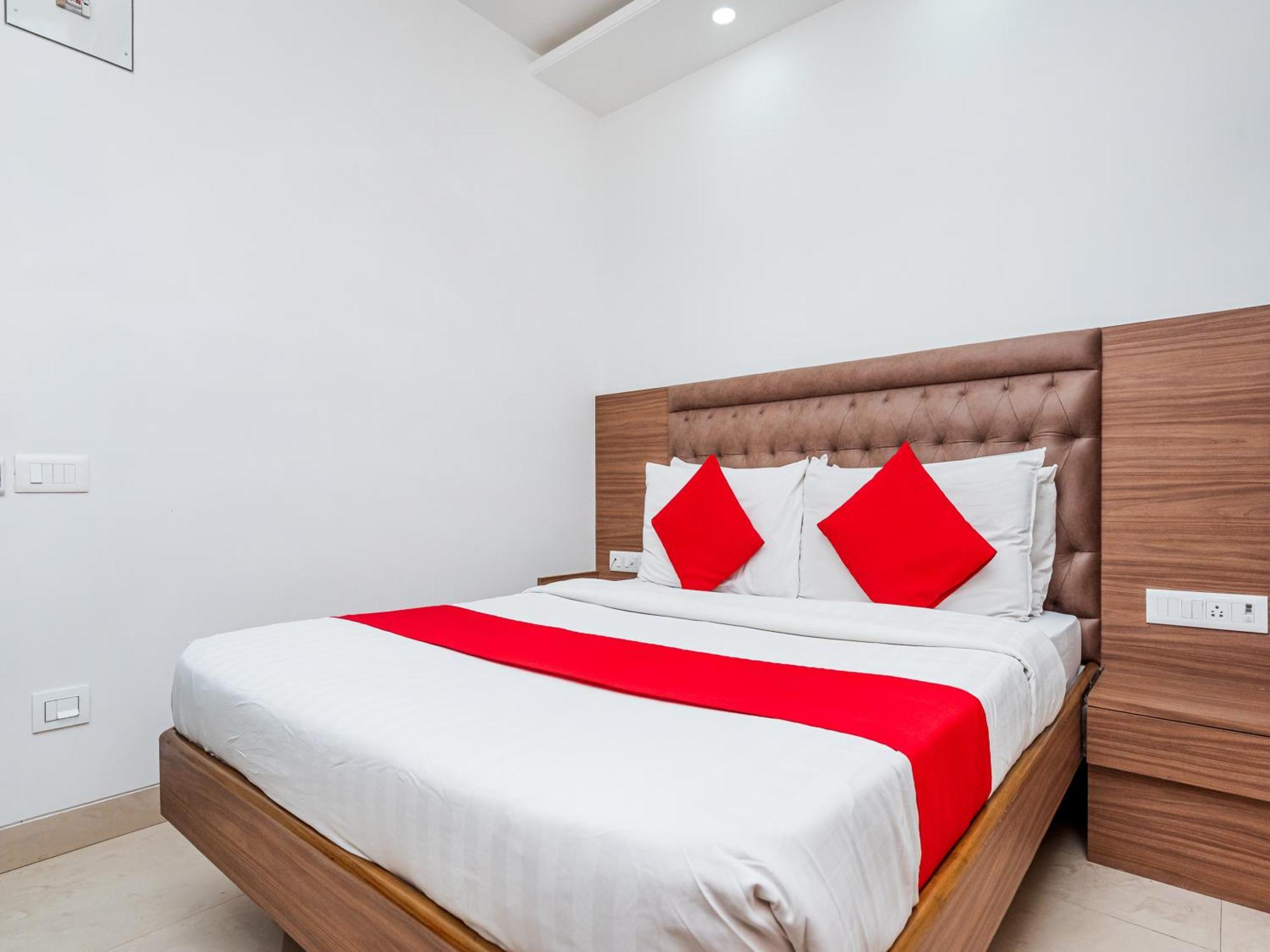 Hotel Balwas 수라트 외부 사진